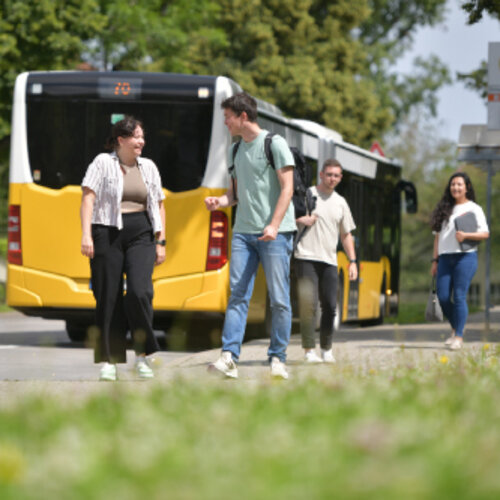 Studierende kommen im Bus am Campus Hohenheim an und steigen aus.