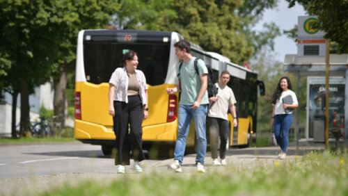 Studierende kommen im Bus am Campus Hohenheim an und steigen aus.