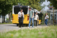 Studierende kommen im Bus am Campus Hohenheim an und steigen aus.